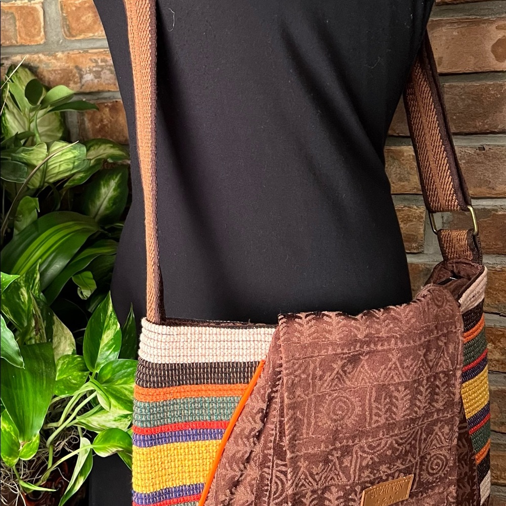 BNWT BU ZHI YUN SADDLEBAG W/ THREE POCKETS,  1 W/ A ZIPPERED POCKET AND ONE W/O - Picture 6 of 7
